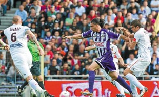 S'il a sauvé sur sa ligne un ballon de but niçois, l'avant-centre Emmanuel Rivière a été une nouvelle fois inoffensif.