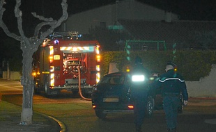 Tard dans la nuit de lundi à mardi, les secours continuaient de sécuriser le pavillon.