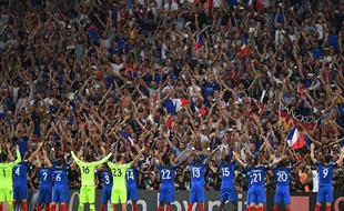 Les Bleus font un clapping avec leurs supporters au Vélodrome le 7 juillet 2016.