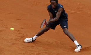 France's Gael Monfils returns the ball to his compatriot Arnaud Clement during the French Open tennis tournament at Roland Garros stadium in Paris May 28, 2008. REUTERS/Francois Lenoir (FRANCE)