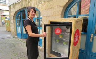 A Nantes, Séverine Figuls, patronne du Chacha, a installé un frigo solidaire devant son resto