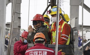 Un des mineurs sauvé de la mine de Qixia, en Chine, le 24 janvier 2021.