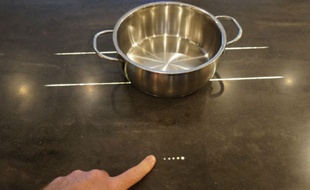 Ce prototype de table de cuisson signé Panasonic dispense la cuisine d'une zone de chauffe appaente.