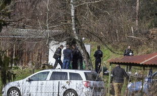 Les gendarmes effectuent des recherches à Domessin (Savoie) à proximité du domicile de Nordahl Lelandais, le 14 février 2018.