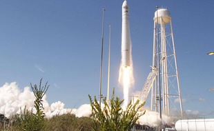 La fusée à deux étages transportant Cygnus, décolle depuis le centre des vols de Wallops, situé sur une île près de la côte de Virginie (sud-est des Etats-Unis) le 18 septembre 2013.