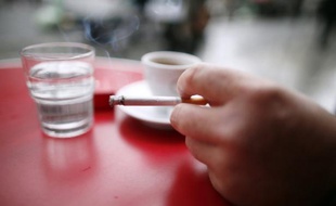 Les douanes vont analyser des paquets de cigarettes vendus par un buraliste de l'Yonne, après que l'un de ses clients a trouvé du plastique dans son tabac, a-t-on appris vendredi auprès du parquet.