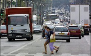 Trois retraités, deux hommes et une femme, ont été tués par un automobiliste qui roulait à 100 km/h alors qu'ils traversaient une rue sur un passage piéton dans la nuit de mardi à mercredi à Metz-Grigy, a-t-on appris auprès de la police et du Parquet.