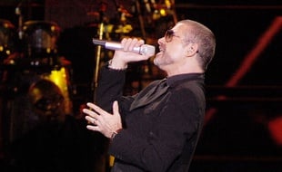 Le chanteur George Michael au Mediolanum Forum à Milan en 2011