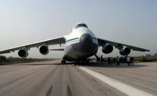 Photo fournie par l'agence officielle syrienne Sana montrant un avion russe chargé d'aide humanitaire sur le tarmarc de l'aéroport de Lattaquié, le 12 septembre 2015 en Syrie