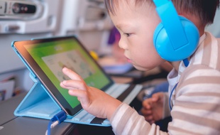 L'exposition des enfants de moins de trois ans aux tablettes, smartphones et autres écrans est déconseillée par les autorités sanitaires.