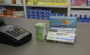 L’Ordre des médecins, la Sécurité routière et la Direction générale de la santé lancent ce mercredi une campagne d’information sur les dangers de la consommation de certains médicaments, dont les somnifères et les anxiolytiques, avant de prendre le volant.