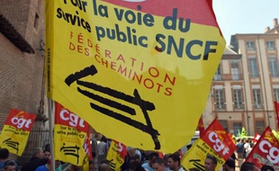 Banderoles de la CGT lors d'une manifestation de la SNCF à Paris, le 17 juin 2014