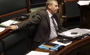 Accusé jeudi par la plus haute juridiction belge de pressions sur la justice dans le dossier de la banque Fortis, le Premier ministre belge Yves Leterme semblait pouvoir éviter la démission grâce à la dénonciation d'irrégularités commises par un magistrat.