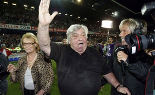 Louis Nicollin fête le titre montpelliérain à La Mosson, en mai 2012.