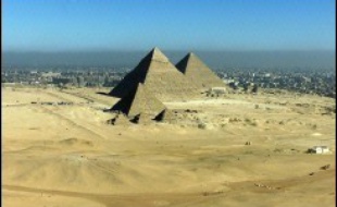 L'Egypte est scandalisée qu'un concours qui vise à choisir, par mail ou texto, les "nouvelles sept merveilles du monde", ose mettre au vote les Pyramides de Guizeh, près du Caire.