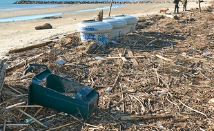Des déchets s'amoncellent sur la plage (à gauche), des accès ont été détruits et le parking inondé (à droite).