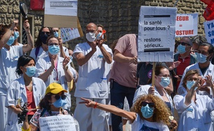 Un rassemblement de soignants devant l'hôpital Robert-Debré à Paris, le 28 mai 2020.