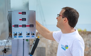 Chrysalis est une machine conçue avec une technologie low tech afin de permettre à des micro-entrepreneur de pays émergents de transformer des déchets plastiques en diesel et essence.