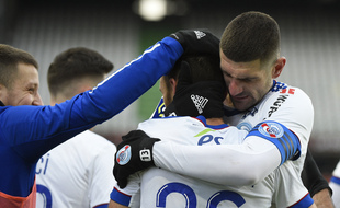 Le double buteur Adrien Thomasson félicité par Stefan Mitrovic.