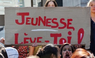 L'inquiétude des jeunes, illustrée par leur participation massive au mouvement sur les retraites, confirme l'urgence de solutions "innovantes" pour leur emploi aux yeux des syndicats, qui refusent toutefois que le sujet serve de sortie de crise au gouvernement.