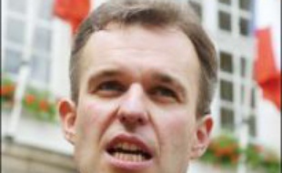 Les Verts sont "au bord de la tombe" et doivent "rebondir" avant la fin de l'année ou risquer des "fuites" en direction notamment du PS, selon un des quatre députés écologistes, François de Rugy, 33 ans, élu le mois dernier en Loire-Atlantique.