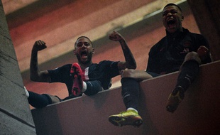 Neymar et Mbappé célèbrent la qualification du PSG pour les quarts de finale de la Ligue des champions, le 11 mars 2020 au Parc des Princes.