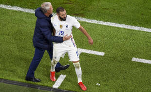 Didier Deschamps enlace Karim Benzema lors de France-Belgique en Ligue des nations, le 7 octobre 2021.