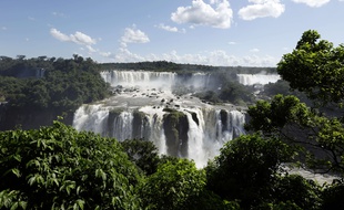 Les chutes d'Iguazu, au Brésil. Ces chutes font partie de l'Aquifère Guarani, une des plus importantes réserves d'eau douce dans le monde.