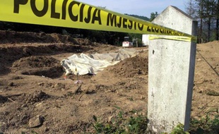 Un périmètre de sécurité est installé autour d'une zone où a été retrouvé un charnier près des villages de Potocari et Srebrenica, le 8 juillet 2005