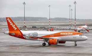Easyjet a annoncé vendredi qu'elle réduisait sa capacité de vols pour les trois derniers mois de cette année à 20% au plus.