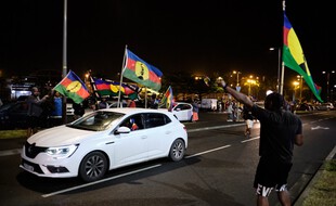 Les supporter de la Nouvelle-Calédonie indépendante ne fêtent pas leur victoire mais le très bon score du oui au référendum.