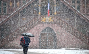 Un piéton dans les rues de Mulhouse, le 14 janvier 2021.