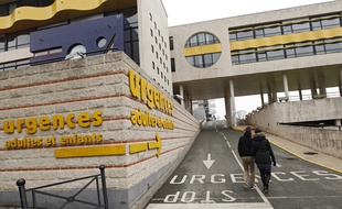 L'entrée des urgences de l'hôpital Victor Provo à Roubaix