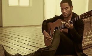 Lenny Kravitz partage désormais son temps entre Paris et les Bahamas.