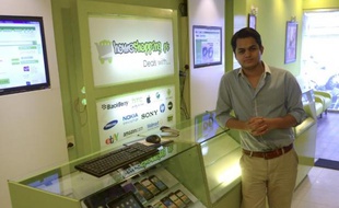 Shayaan Tahir, le PDG de Homeshopping.pk, un des pionniers de l'e-commerce au Pakistan, pose dans son centre d'appels de Karachi, le 14 mars 2015