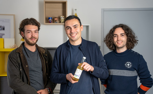 Emile Maine, Alexandre Thébaud et Alexis Karkour sont trois amis d'enfance qui ont créé Jane, une boisson bio à base de CBD.