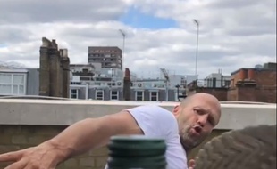 L'acteur Jason Statham s'essayant au #BottleCapChallenge.