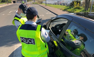 Un contrôle de police pour éviter les départs en vacances, à Tourcoing, le 10 avril 2020.