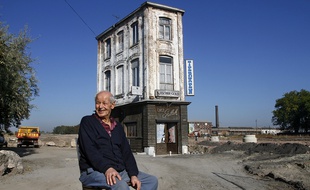 Salah Oudjane, en 2011, devant son bistrot.