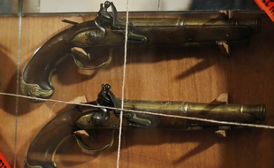 Les deux pistolets volés ont appartenu à l'illustre corsaire Robert Surcouf.