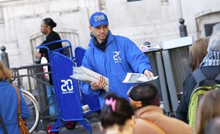 Un colporteur distribue le journal 20 Minutes à Marseille.