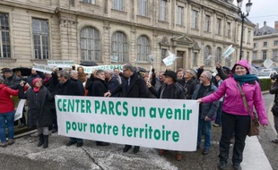 Devant le tribunal administratif de Grenoble, des manifestants favorables au projet de Center Parcs à Roybon (Isère), le 18 décembre 2014