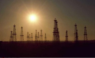 Un champ de derricks, qui abritent des dispositifs de forage de puits de pétrole.
