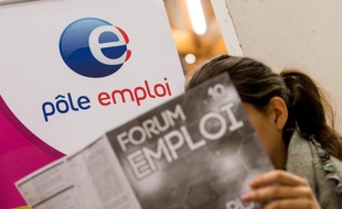 Une femme assiste à un forum sur l'emploi dans une agence pôle emploi le 30 septembre 2014 à Villeneuve-d'Ascq, dans le nord de la France