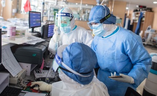 Des médecins à Wuhan, en Chine, le 22 février 2020.