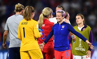 Forfait en raison d'une blessure aux ischio-jambiers, Megan Rapinoe a vivement félicité sa gardienne Alyssa Naeher, décisive mardi contre l'Angleterre (2-1).