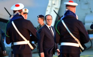 Le président François Hollande à bord du "Charles de Gaulle" le 14 janvier 2015 à Toulon