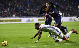 Cette faute de Thiago Silva sur Moussa Dembélé a donné un pénalty aux Lyonnais, au Parc OL le 3 février 2019.