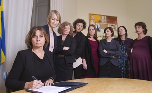La Numéro 2 du gouvernement suédois signe une proposition de loi sur le climat à Stockholm le 3 février 2017.