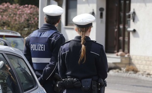 La police se tient devant la maison où vivait Andreas
Référence : AP21712681_000007
Date : 20150326
Titre : Germany France Plane Crash
Légende : Police hold media away from the house where Andreas Lubitz, le copilote de l'avion A320 qui s'est écrasé le 24 mars 2015.